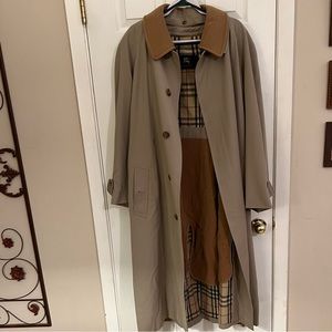 Mens authentic Burberry trench coat . Mens sz 44R. Worn twice.